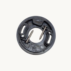 Può includere: Una staffa di montaggio circolare in plastica nera dotata di un'apertura centrale, due canali di regolazione curvi e fessurati, e due viti metalliche color argento posizionate nell'area dell'anello interno per l'installazione.