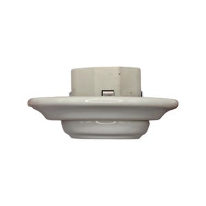 K&ouml;nnte beinhalten: Eine wei&szlig;e Keramik-Leuchtenkomponente mit sechseckiger Oberseite und breitem, abgerundetem Sockel. Die Komponente hat eine gl&auml;nzende Oberfl&auml;che und ist f&uuml;r eine Gl&uuml;hbirne konzipiert. Die Leuchte ist wahrscheinlich f&uuml;r eine Lampe oder Deckenleuchte.