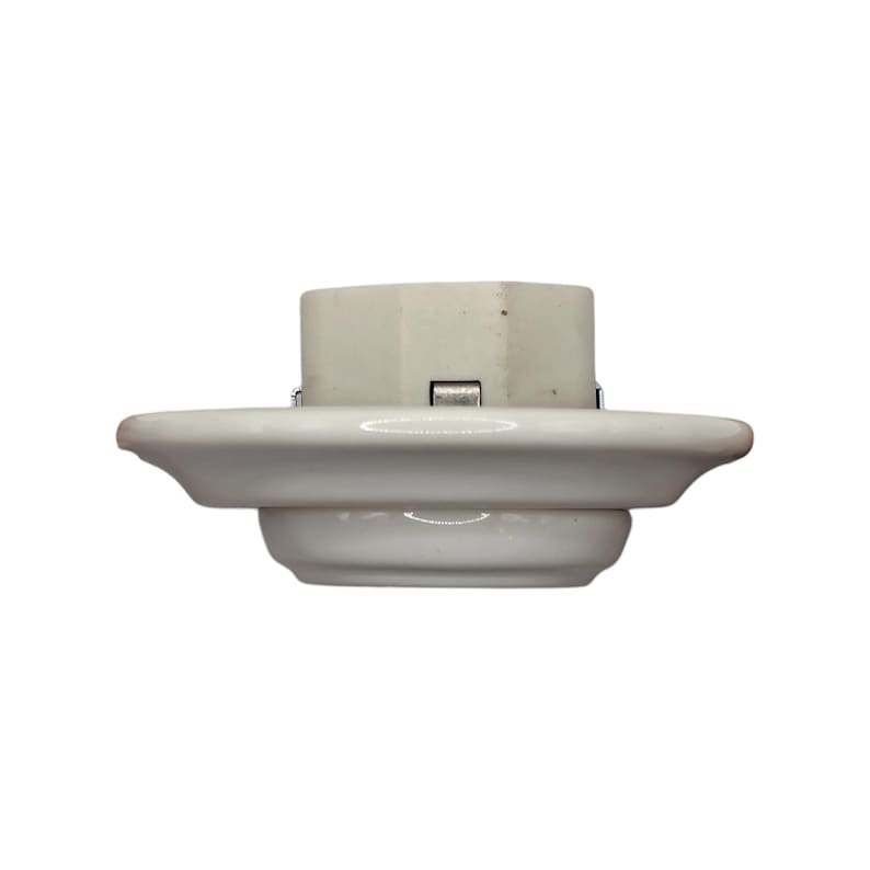 K&ouml;nnte beinhalten: Eine wei&szlig;e Keramik-Leuchtenkomponente mit sechseckiger Oberseite und breitem, abgerundetem Sockel. Die Komponente hat eine gl&auml;nzende Oberfl&auml;che und ist f&uuml;r eine Gl&uuml;hbirne konzipiert. Die Leuchte ist wahrscheinlich f&uuml;r eine Lampe oder Deckenleuchte.