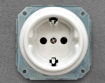 Witte porseleinen Schuko-stopcontact inzetstuk, vintage stijl inbouw
