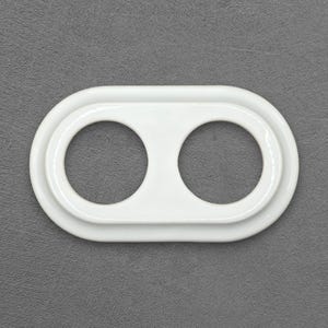 Dubbel vit porslinstallrik, infälld i vintagestil