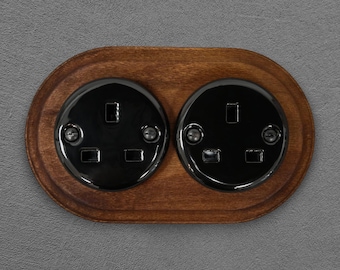 Podwójne gniazdko elektryczne z czarniej porcelany Typ G z ramką z ciemnego drewna, styl vintage podtynkowy, gniazdo z uziemieniem 3-pinowym