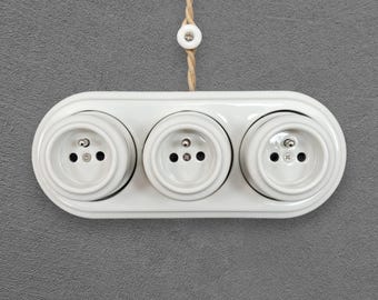 Trippelt vitt porslinsuttag Franskt typ E jordstift Keramiskt vägguttag Ytmonterat Retro industriellt Loftkontakt Uttagspluggar