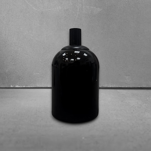 Könnte beinhalten: Ein glänzendes, schwarzes zylindrisches Gefäß mit abgerundeter Schulter und einem schmalen, aufrechten Hals. Die Oberfläche des Behälters ist stark reflektierend und zeigt subtile Lichtreflexe auf der glatten, dunklen Außenseite.