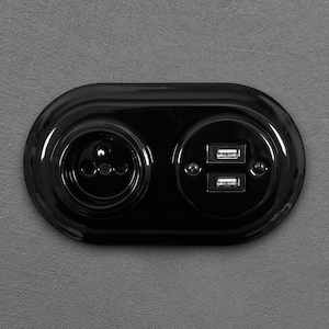 Schwarze, französische Porzellan-Steckdose + zwei USB-A-Ladebuchsen (Set), Unterputzmontage im Vintage-Stil