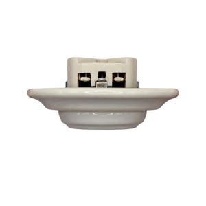 K&ouml;nnte beinhalten: Ein wei&szlig;er Keramik-Leuchtensockel mit einer zentralen elektrischen Komponente. Der Sockel hat ein abgerundetes, abgestuftes Design mit flacher Oberseite. Die elektrische Komponente hat zwei Schraubklemmen und eine zentrale Erdungsschraube.