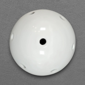 Op de afbeelding: Een set van drie keramische mokken met een gespikkelde, matte afwerking. De mokken zijn in de kleuren crème, lichtgrijs en donkergrijs. Elke mok heeft een eenvoudig, minimalistisch ontwerp, perfect voor koffie of thee.