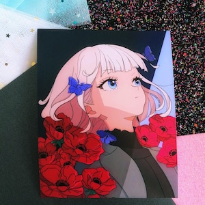 Può includere: Un'illustrazione digitale di una giovane donna con i capelli rosa e gli occhi azzurri. È circondata da fiori di papavero rossi e farfalle blu. Lo sfondo è un gradiente blu scuro.