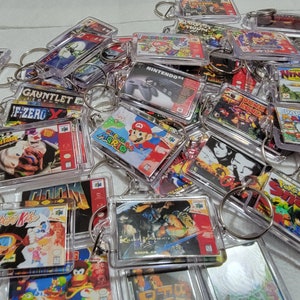 Nintendo 64 N64 Game Art Video Game Schlüsselanhänger | Kette | Aufhänger | Anhänger (2-seitig vorne und hinten) Rucksack Reisetasche Geldbörse Lanyard Schlüsselring