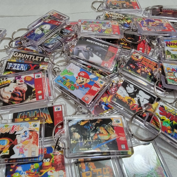 Brelok do kluczy z grafiką z gry wideo Nintendo 64 N64 | Łańcuszek | Wieszak | Wisiorek (dwustronny z przodu i z tyłu) plecak, torba podróżna, torebka, smycz