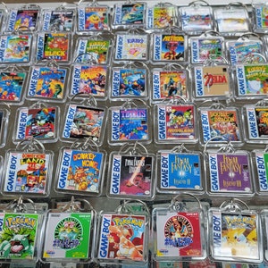 Gameboy GB Game Art Videospiel Schlüsselanhänger | Kette | Aufhänger | Anhänger (2-seitig vorne und hinten) für Rucksack Reisetasche Geldbörse Lanyard Schlüsselanhänger