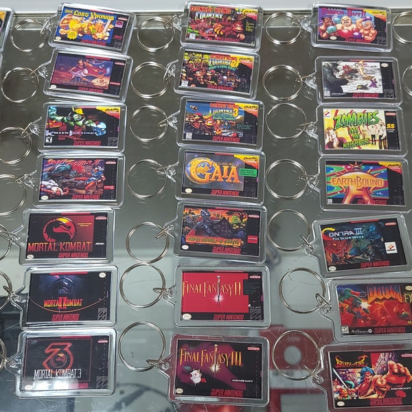 Brelok do kluczy z grafiką z gry wideo Super Nintendo SNES | Łańcuszek | Wieszak | Wisiorek (dwustronny przód i tył) do plecaka, torby podróżnej, torebki, smycz