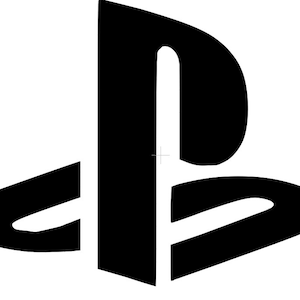 Puede incluir: Logotipo de PlayStation en blanco y negro. El logotipo es una letra "P" estilizada con un círculo alrededor.