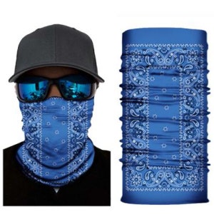 Puede incluir: Una m&aacute;scara facial de bandana azul con un patr&oacute;n paisley blanco. La m&aacute;scara est&aacute; hecha de una tela suave y transpirable, ideal para proteger tu rostro de los elementos.