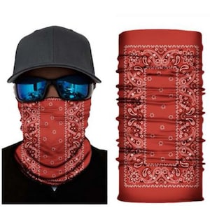 Puede incluir: M&aacute;scara facial de bandana roja con un patr&oacute;n paisley blanco. La m&aacute;scara est&aacute; hecha de una tela suave y transpirable, ideal para proteger tu rostro del sol, el viento y el polvo.