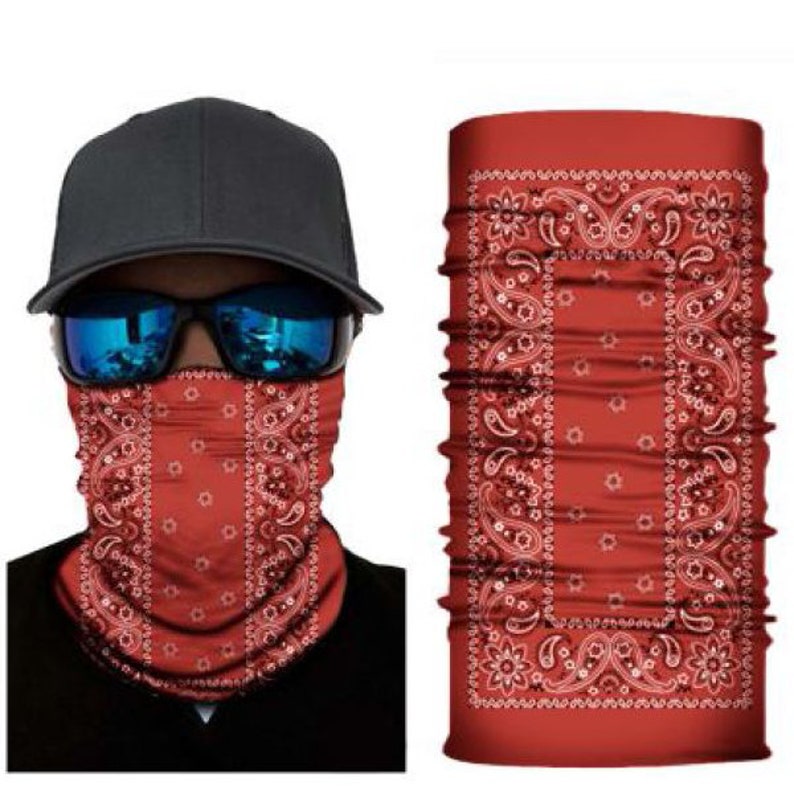 Puede incluir: M&aacute;scara facial de bandana roja con un patr&oacute;n paisley blanco. La m&aacute;scara est&aacute; hecha de una tela suave y transpirable, ideal para proteger tu rostro del sol, el viento y el polvo.