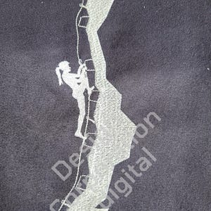 Op de afbeelding: Wit geborduurd ontwerp van een persoon die aan een rotswand klimt.