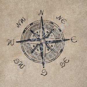 Puede incluir: Una brújula en blanco y negro con las direcciones cardinales N, S, E, W, NE, NW, SE y SW. La brújula está sobre un fondo beige.