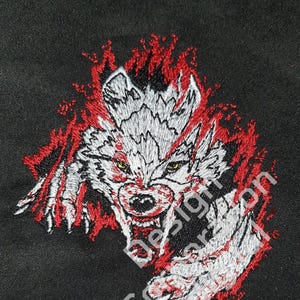Puede incluir: Parche bordado de un lobo blanco con detalles rojos y negros, el lobo est&aacute; gru&ntilde;endo y parece estar saliendo de un fondo rojo y negro.