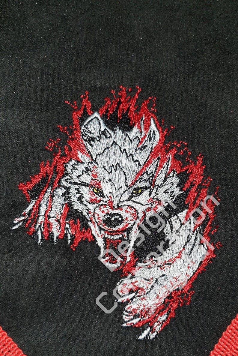 Puede incluir: Parche bordado de un lobo blanco con detalles rojos y negros, el lobo est&aacute; gru&ntilde;endo y parece estar saliendo de un fondo rojo y negro.
