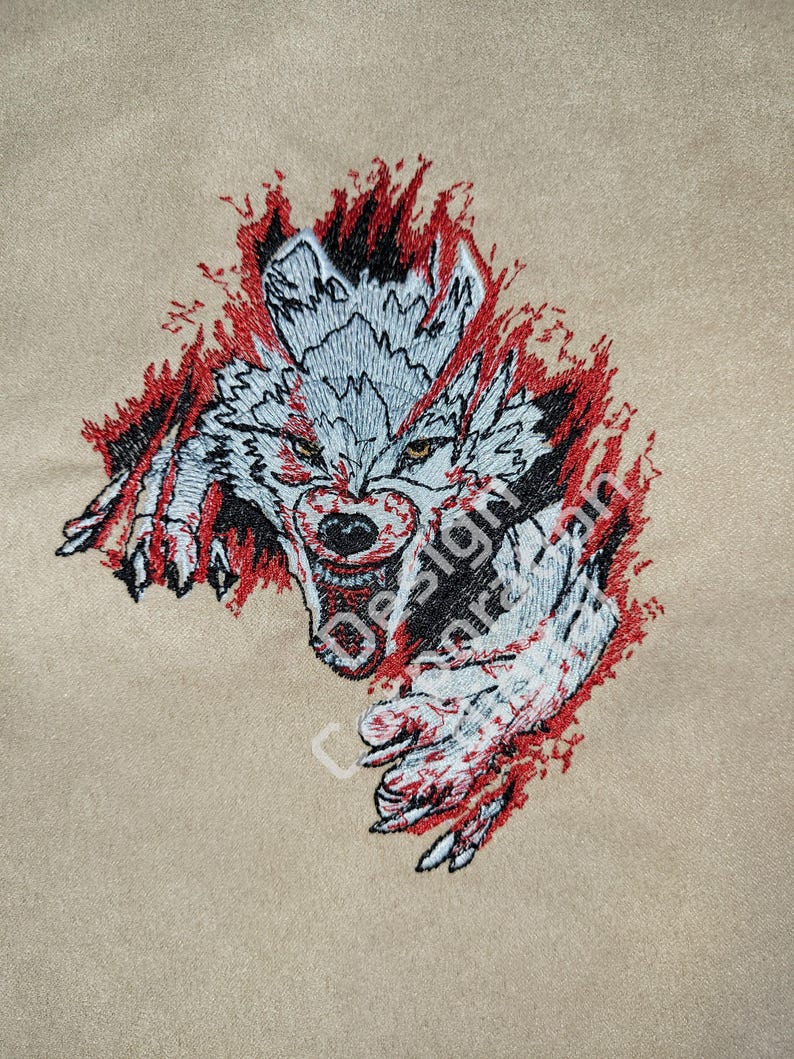Puede incluir: Dise&ntilde;o bordado de un lobo blanco con ojos rojos, rompiendo a trav&eacute;s de un fondo rojo y negro. La boca del lobo est&aacute; abierta y sus dientes son visibles.