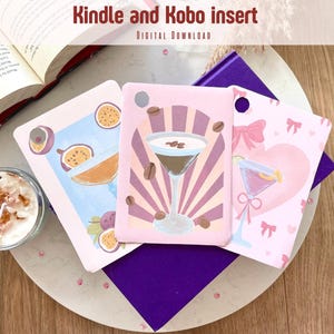 Op de afbeelding: Drie Kindle- en Kobo-inzetstukken met kleurrijke illustraties, waaronder een passievrucht, een koffiecocktail en een martini. De inzetstukken zijn roze en wit, met de tekst "Kindle and Kobo insert DIGITAL DOWNLOAD" bovenaan.