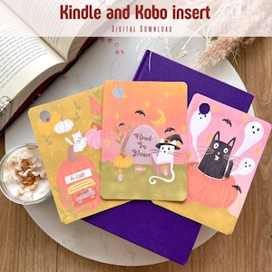 Op de afbeelding: Digitale download van Kindle- en Kobo-inzetstukken met Halloween-thema-illustraties. Ontwerpen tonen pompoenen, katten, geesten en de tekst "Read in Peace". De inzetstukken zijn in tinten oranje, geel en roze.