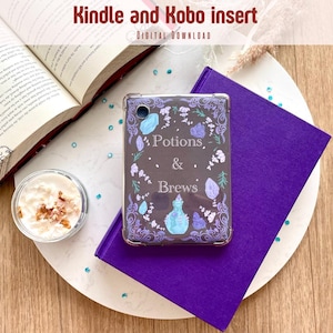 Op de afbeelding: Een doorzichtige Kindle- en Kobo-hoes met een bloemenontwerp en de woorden "Potions & Brews". De hoes ligt op een paars boek, met een open boek en een klein kopje room en toppings op de achtergrond. De tekst "Kindle and Kobo insert" staat bovenaan.