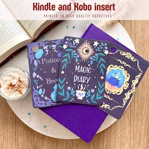 Op de afbeelding: Paarse Kindle- en Kobo-inzetstukken met magische ontwerpen. De inzetstukken tonen de tekst "Potion & Brew" en "Magic Diary" met bloemen- en hemelse illustraties. Gedrukt op hoogwaardig karton.