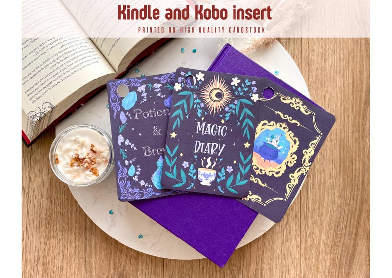 Peut inclure: Inserts pour Kindle et Kobo violets avec des motifs magiques. Les inserts pr&eacute;sentent les textes "Potion & Brew" et "Magic Diary" avec des illustrations florales et c&eacute;lestes. Imprim&eacute; sur du carton de haute qualit&eacute;.