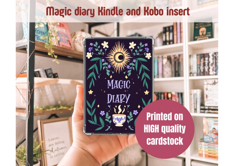 Peut inclure: Une protection pour Kindle et Kobo de couleur violet fonc&eacute; avec l'inscription "Magic Diary". Le design comprend un soleil et une lune, des &eacute;l&eacute;ments floraux et une tasse. Le texte "Printed on HIGH quality cardstock" est &eacute;galement visible.