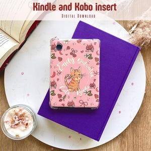 Op de afbeelding: Roze en witte Kindle en Kobo insert met een afbeelding van een kat en de tekst "Easily Distracted by Cats and Books".