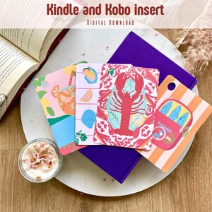 Op de afbeelding: Vier printbare digitale downloads voor Kindle- en Kobo-inlays. De ontwerpen bevatten een kreeft, een glas limonade, een gestreepte strandtas met vissen en een roze-oranje gestreept ontwerp.