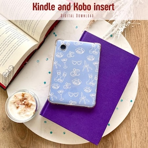 Op de afbeelding: Een lichtblauwe Kindle- of Kobo-inzet met een patroon van witte cocktailglazen, lippen, zonnebrillen en laarzen. De inzet ligt op een paars boek en een witte plaat. Een open boek en een kleine kom zijn ook in de afbeelding te zien.