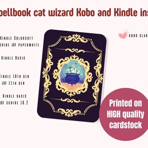 Peut inclure: Insert pour Kindle violet fonc&eacute; avec un cadre dor&eacute; orn&eacute; et une illustration de chat sorcier. Le texte indique "Spellbook cat wizard Kobo and Kindle insert". L'insert est imprim&eacute; sur du carton de haute qualit&eacute;.