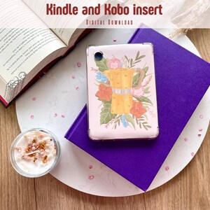 Op de afbeelding: Een heldere Kindle- en Kobo-inzet met een bloemenontwerp met een gele koffiezetter. De inzet ligt op een paars boek, een witte plaat en een gedeeltelijk zichtbaar open boek. De tekst "Kindle and Kobo insert" staat bovenaan.