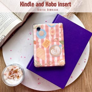 Op de afbeelding: Een Kindle- en Kobo-hoesje met een roze en witte geruite print, versierd met illustraties van koffie, croissants en aardbeien. De hoes ligt op een paars boek, met een open boek en een kaars op de achtergrond. De tekst bovenaan luidt "Kindle and Kobo insert".