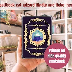 Peut inclure: Une protection pour Kindle et Kobo avec un design de grimoire et une illustration de chat magicien. La couverture est violet fonc&eacute; avec des dorures et une image centrale de chat, chaudron et &eacute;l&eacute;ments magiques. Texte : "Imprim&eacute; sur du carton de haute qualit&eacute;."
