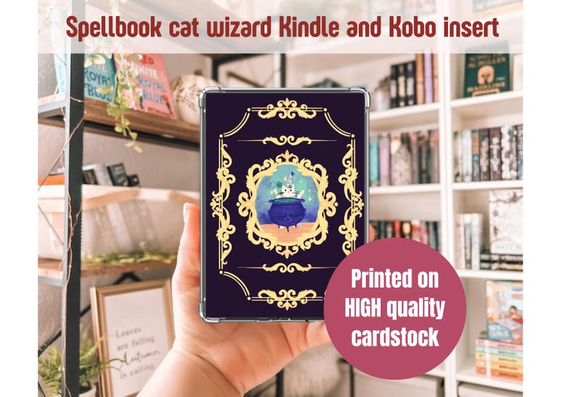 Peut inclure: Une protection pour Kindle et Kobo avec un design de grimoire et une illustration de chat magicien. La couverture est violet fonc&eacute; avec des dorures et une image centrale de chat, chaudron et &eacute;l&eacute;ments magiques. Texte : "Imprim&eacute; sur du carton de haute qualit&eacute;."