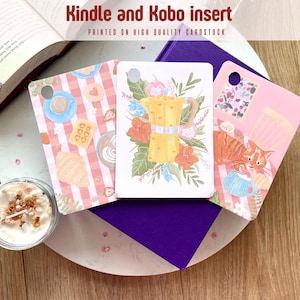 Op de afbeelding: Kindle- en Kobo-inzetstukken met kleurrijke illustraties. Eén inzetstuk toont een gele koffiezetter omringd door bloemen. Een ander heeft een kat met een kopje en een cupcake. Gedrukt op hoogwaardig karton.