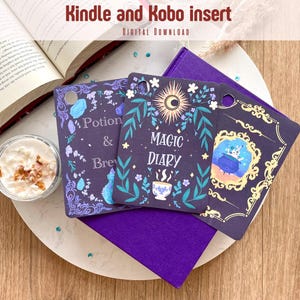 Op de afbeelding: Drie Kindle- en Kobo-inzetstukken met een magisch thema. De inzetstukken zijn donkerpaars met bloemen- en hemelse ontwerpen, en de tekst "Potion & Brew" en "Magic Diary". Een boek en een dessert staan op de achtergrond.