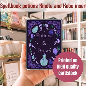 Peut inclure: Insert pour Kindle ou Kobo violet avec les mots "Potions & Brews" dans une police d&eacute;corative. L'insert pr&eacute;sente un motif floral et de pierres pr&eacute;cieuses dans des tons violets et turquoise. Le texte "Imprim&eacute; sur du carton de haute qualit&eacute;" est &eacute;galement visible.