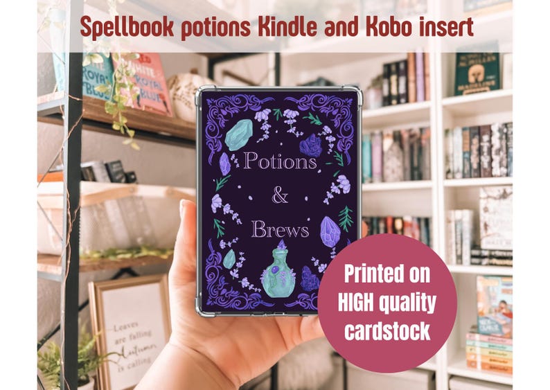 Peut inclure: Insert pour Kindle ou Kobo violet avec les mots "Potions & Brews" dans une police d&eacute;corative. L'insert pr&eacute;sente un motif floral et de pierres pr&eacute;cieuses dans des tons violets et turquoise. Le texte "Imprim&eacute; sur du carton de haute qualit&eacute;" est &eacute;galement visible.