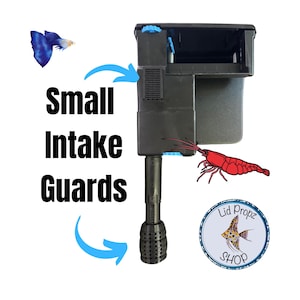 Puede incluir: Un filtro de acuario negro con una protección de entrada azul y una pequeña protección de entrada negra con agujeros. El filtro tiene una tapa azul con una pequeña ventilación negra. El texto "Small Intake Guards" está escrito en blanco sobre un fondo azul. El texto "Lid Propz Shop" está escrito en blanco sobre un círculo azul con un borde negro. Un camarón rojo y un pez azul se muestran en la imagen.