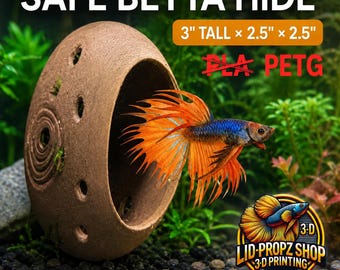 Puede incluir: Un refugio para peces betta en forma de cúpula marrón con recortes circulares, que mide 7,62 cm de alto por 6,35 cm de ancho y profundidad. El texto dice SAFE BETTA HIDE, 3" TALL x 2.5" x 2.5", PETG, y 3-D LID-PROPZ SHOP 3-D PRINTING.
