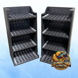 Op de afbeelding: Twee zwarte 3D-geprinte opbergplanken met elk vijf planken. De planken zijn gelabeld met "LINKS" en "RECHTS".