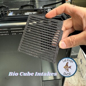 Pu&ograve; includere: Filtro di aspirazione in plastica nera per un acquario Bio Cube. Il filtro &egrave; progettato per impedire che i detriti entrino nell'acquario.