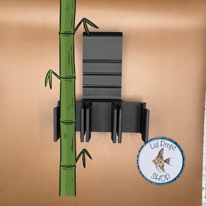 Può includere: Porta piante in plastica nera con tre fessure per tenere le piante. Il supporto è montato su un palo di bambù.