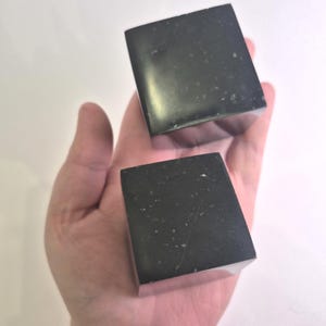 Cubo de basalto polido