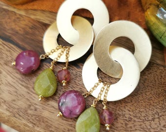 maxi earrings in brass and stones, green and fuchsia earrings, large brass earrings, earrings with large hoops, earrings with rings